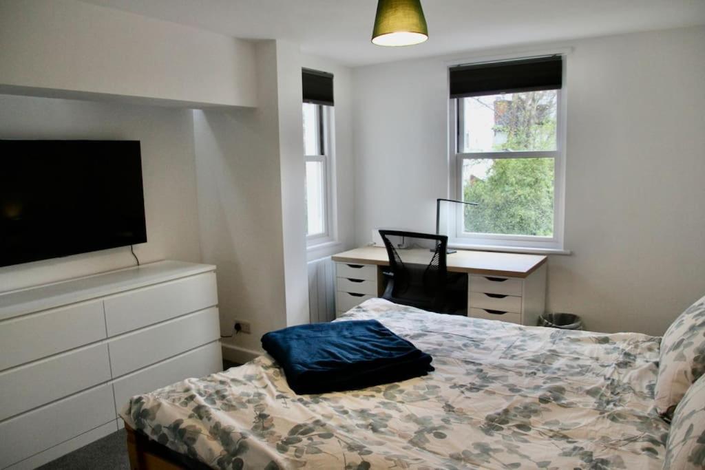 Vernon Place Town Centre, Vernon Cottage 3-Bed With Parking, 1A Vernon Court 2-Bed With Parking, 1B Studio No Parking, Off The High Street Next To Sandford Park Cheltenham Exteriör bild