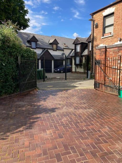 Vernon Place Town Centre, Vernon Cottage 3-Bed With Parking, 1A Vernon Court 2-Bed With Parking, 1B Studio No Parking, Off The High Street Next To Sandford Park Cheltenham Exteriör bild