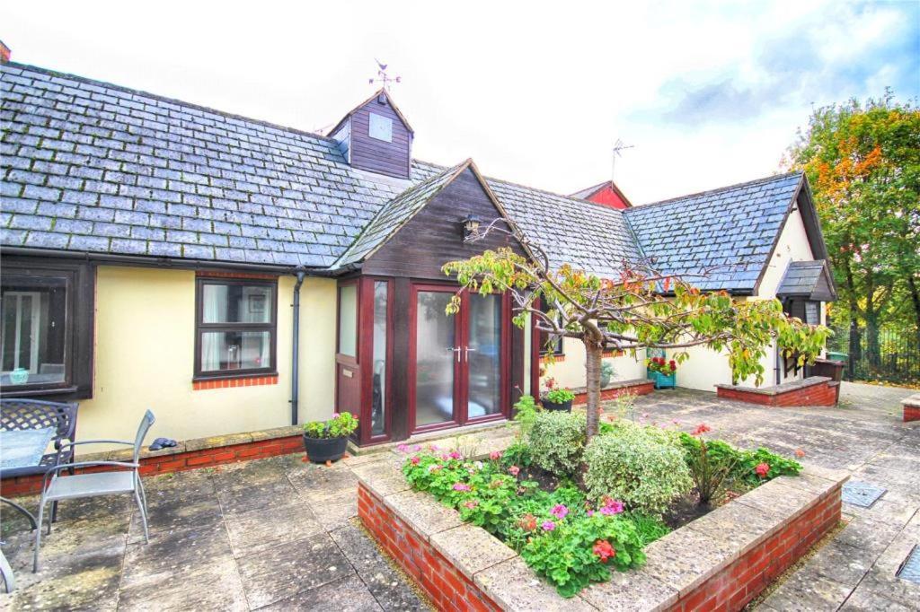 Vernon Place Town Centre, Vernon Cottage 3-Bed With Parking, 1A Vernon Court 2-Bed With Parking, 1B Studio No Parking, Off The High Street Next To Sandford Park Cheltenham Exteriör bild