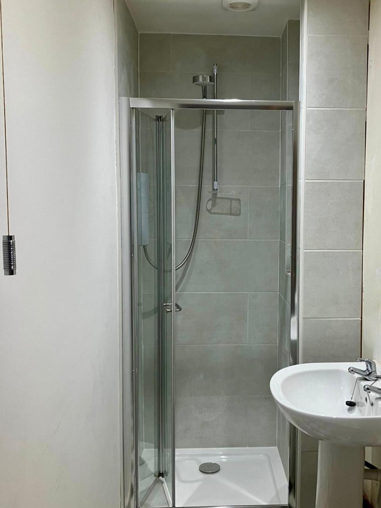 Vernon Place Town Centre, Vernon Cottage 3-Bed With Parking, 1A Vernon Court 2-Bed With Parking, 1B Studio No Parking, Off The High Street Next To Sandford Park Cheltenham Exteriör bild