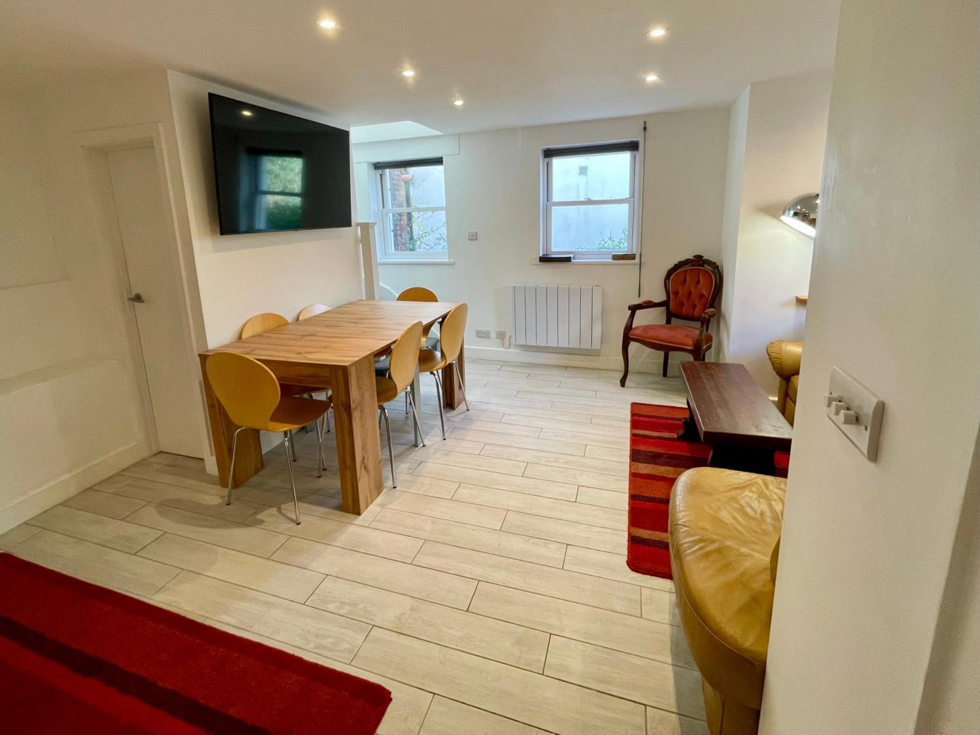 Vernon Place Town Centre, Vernon Cottage 3-Bed With Parking, 1A Vernon Court 2-Bed With Parking, 1B Studio No Parking, Off The High Street Next To Sandford Park Cheltenham Exteriör bild